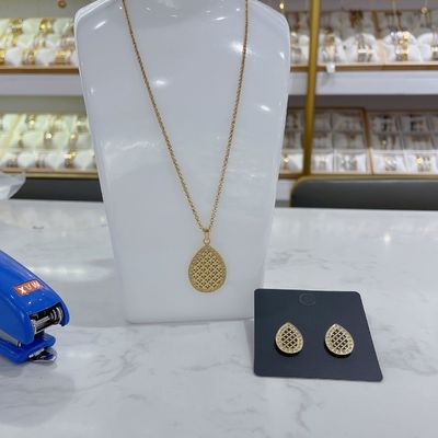 Τα χαριτωμένα χρυσά σκουλαρίκια περιδεραίων δακρυ'ων του CZ καθορισμένα την παράνυμφο Prom Glam νυφών