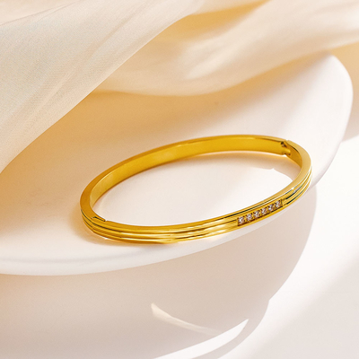 Τα χρυσά βραχιόλια μανσετών Boho Sakytal έβαλαν τη Stackable ανοικτή μανσέτα Rhinestone βραχιολιών σε στρώσεις καθορισμένη
